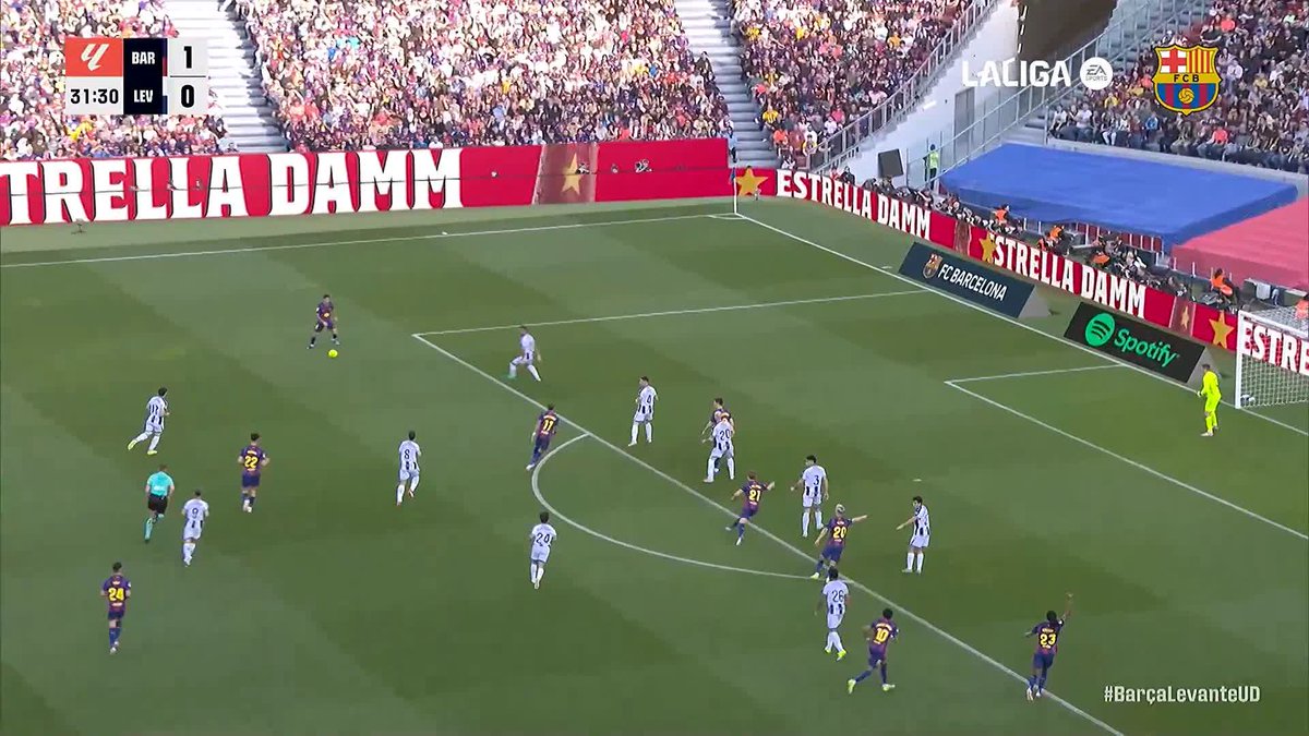 Pure vision. 😱 Perfect finish. 🥅 #LaLigaHighlights