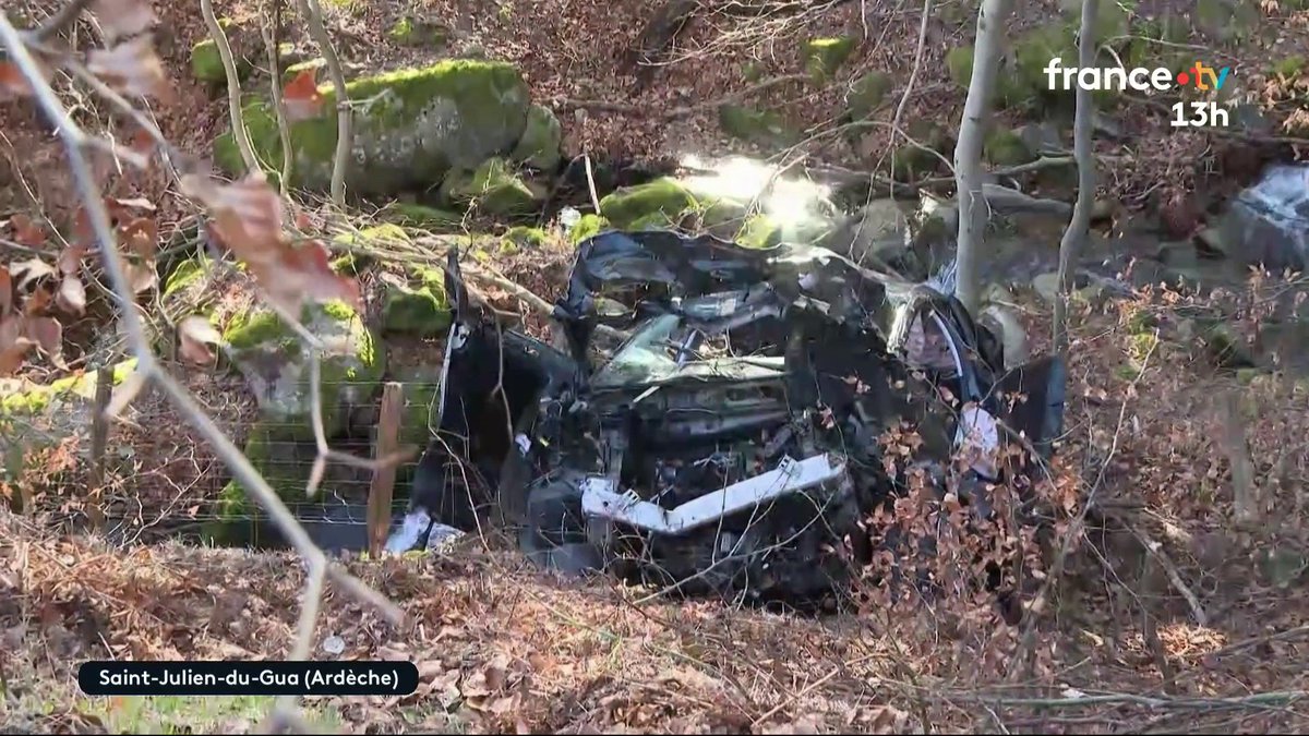 Un homme de 48 ans a été retrouvé vivant en Ardèche, samedi 21 février, après avoir passé 5 jours dans la carcasse de son véhicule accidenté. Sa voiture avait chuté de plus de 300 mètres et se trouvait au fond d'un ravin. Des chasseurs ont retrouvé le conducteur par hasard #JT13