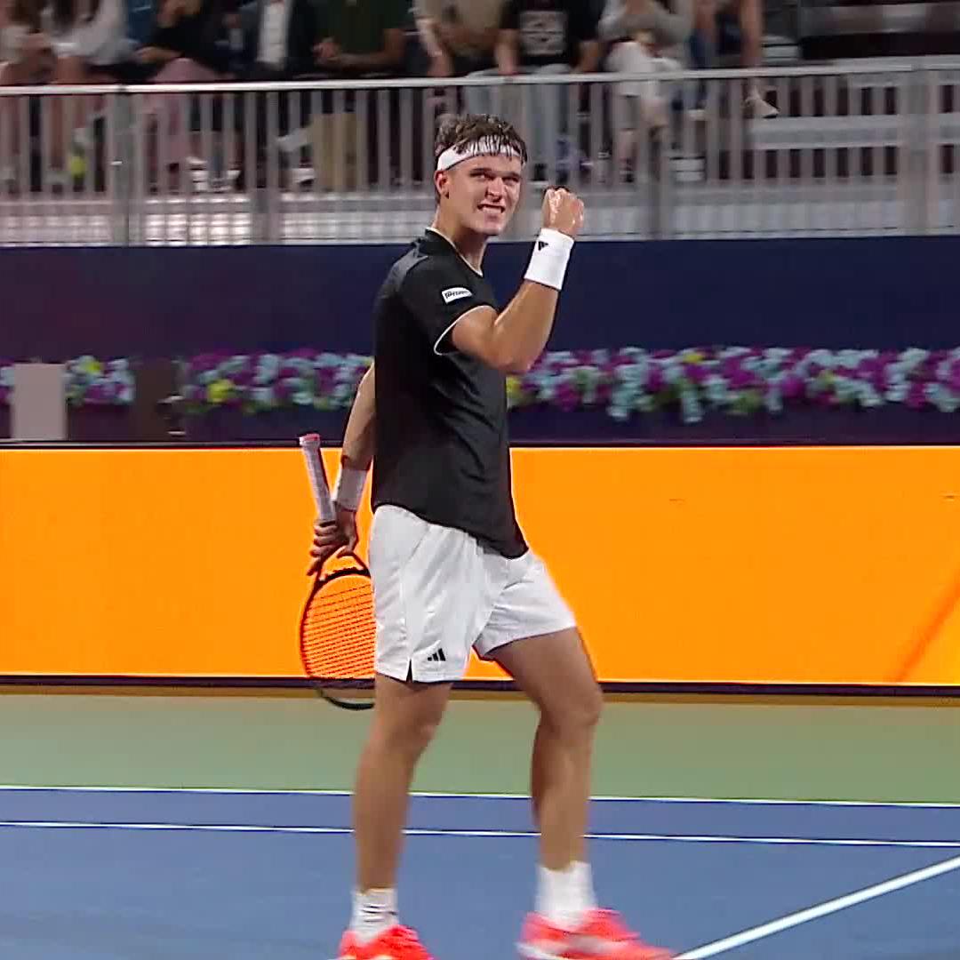 Sealed with an ace 👊 Mensik takes his 5th match point to defeat Hurkacz 6-4 7-6! #DDFTennis