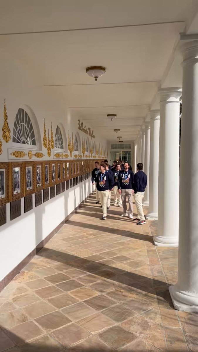 The USA Men’s Hockey Team tours the White House colonnade as Free Bird plays 🇺🇸