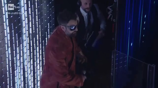 Dargen D'Amico esce prima e lo tirano indietro #Sanremo2026