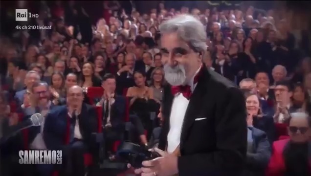 L'Ariston in piedi per Vessicchio #Sanremo2026