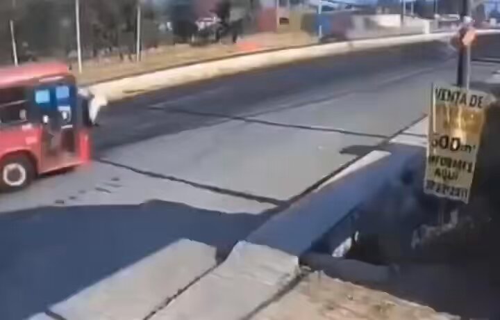 🇲🇽 HERO! Bust driver takes out cartel hitmen! The bus driver not only saved the passengers, he also took out the cartel sicarios! Their car was rammed into the road divider and got stuck, so they ran away. The bus driver made the cartel hitmen run! Watch below for driver perspective.