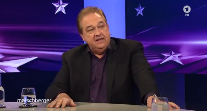 „Es hat nur noch gefehlt, dass Donald #Trump eine weiße Katze auf dem Schoß krault und dann hätte ich gedacht, ich bin in einem 60er-Jahre James-Bond-Film“, sagt der Comedian Oliver Kalkofe (Oliver Kalkofe 📯) mit Blick auf den #Friedensrat von Donald Trump. #maischberger