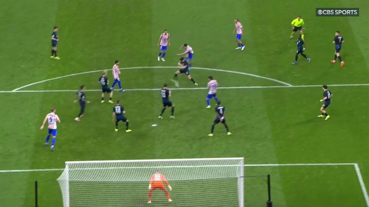 An American player just scored this ridiculous screamer in a Champions League knockout game, and he’s probably on the outside looking in for the #USMNT. 🇺🇸
