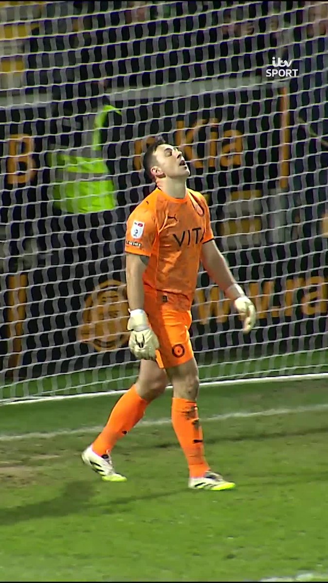 An absolute STINKER from Stockport’s keeper tonight…🫣🤣