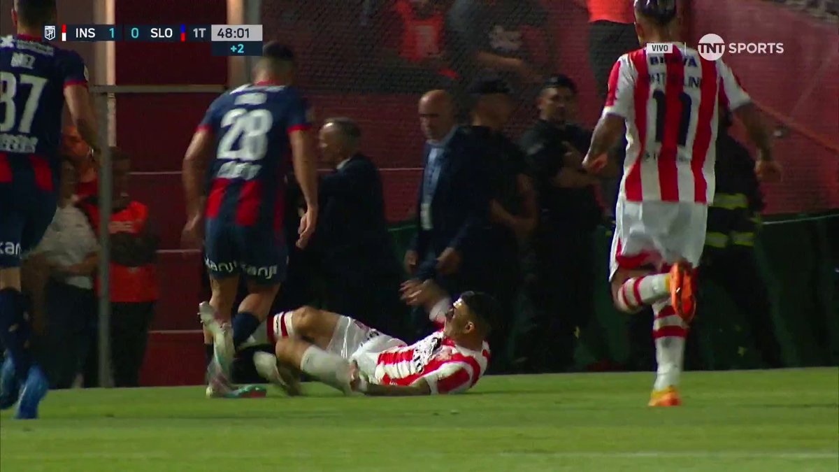 Merlos es un IMPRESENTABLE, este tipo no puede dirigir un partido más en primera. El partido de hoy es un desastre y ya tuvimos un mal arbitraje de él contra Instituto, en esta patada no sacó ni amarilla. Una vergüenza