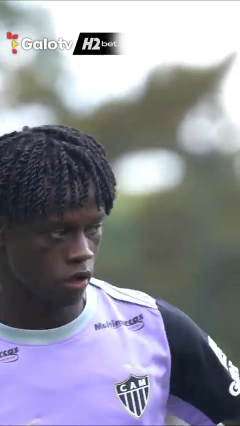 O fisiologista do Atlético Mineiro explicando como funciona o planejamento do Galo para meio-campista Mamady Cissé, que vive um dos períodos mais importantes do ano para o Islamismo (religião do atleta): o Ramadã. Via Atlético