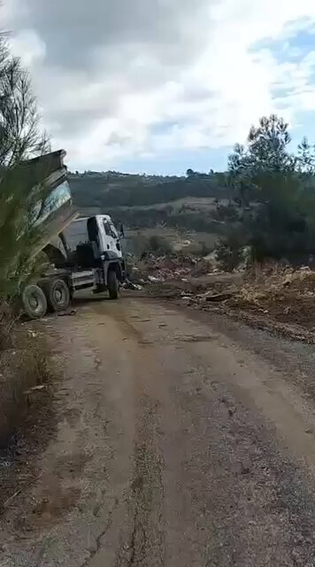 🔴Ormanlık alana kaçak çöp dökerken suç üstü yakalanan Mersin'in CHP’li Yenişehir Belediyesi’ne, Çevre ve Şehircilik Bakanlığı tarafından 4 milyon 692 bin TL idari para cezası kesildi.
