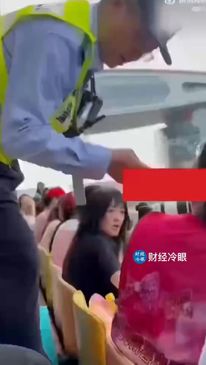 台港澳及外国朋友都来看看，中国人连穿衣服的自由都没了！更惶论言论自由…..