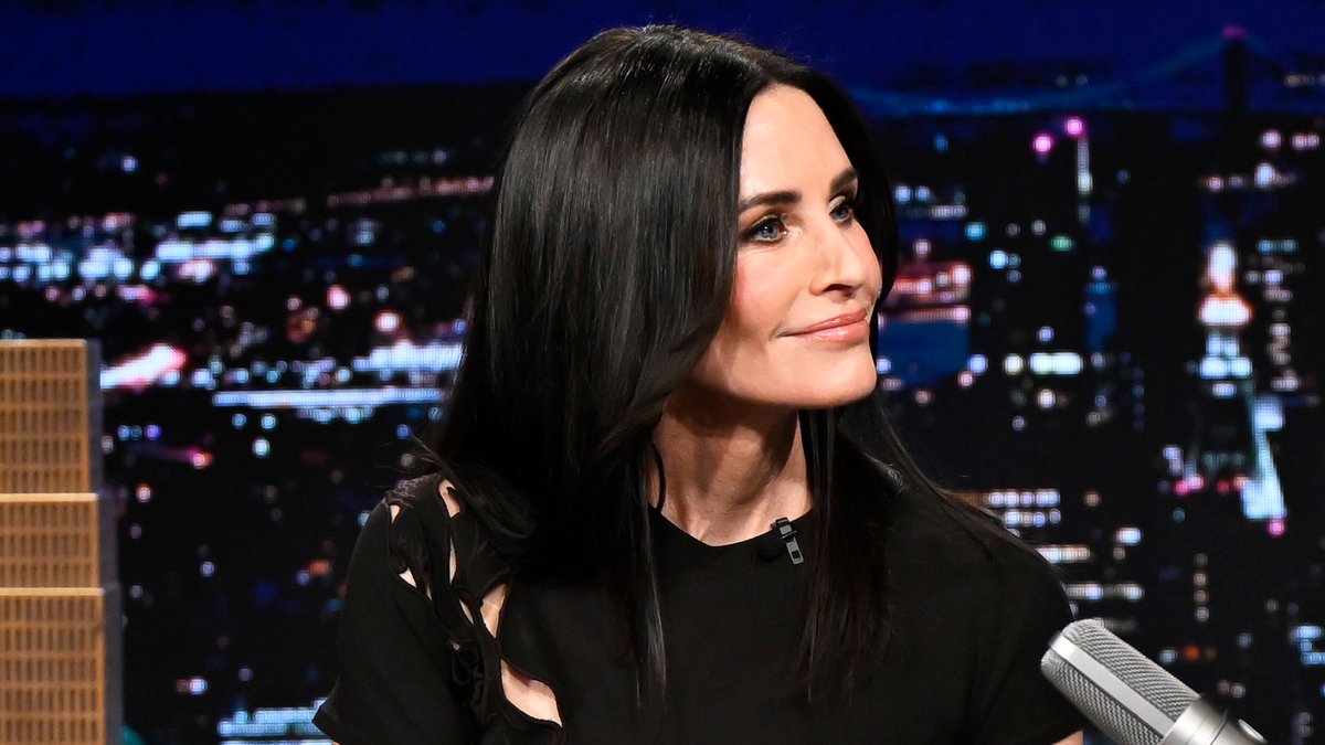 .Courteney Cox & Jimmy try out her iconic microbangs from Scream 3 😭 Scream #FallonTonight
