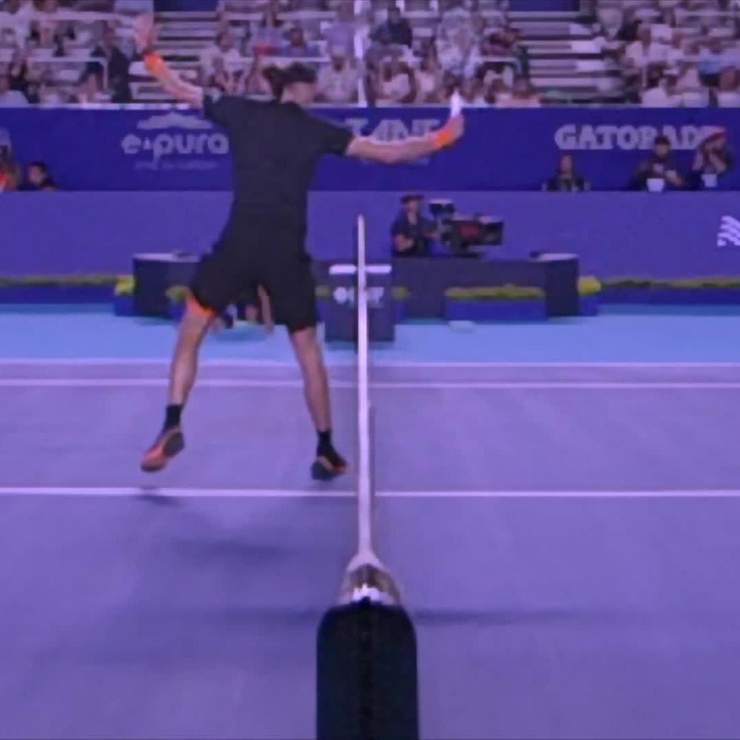 Zverev’s shot today in Acapulco…I’m confused, is this legal ???
