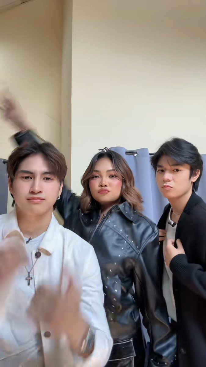 PARCEL NA MAY KASAMANG ELECTRIC BILL?! 😆 🎥: Anton Vinzon via Tiktok #GMAPBBCollab #AntonVinzon #MarcoMasa #CarmelleCollado