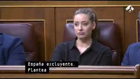 🟦 Ester Muñoz (PP): "Cuando yo salgo a la calle a mí me daría vergüenza que alguien pudiera pensar que soy de izquierdas" 🟥 María Jesús Montero: "Más vergüenza me daría a mí poner una alfombra a la ultraderecha"