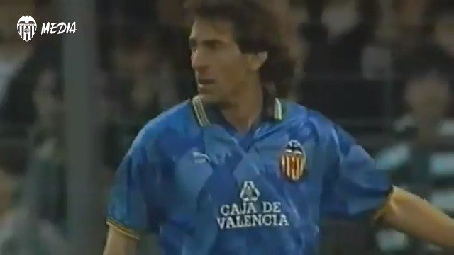 🎂 Hoy es el cumpleaños de una de las mayores leyendas de este club Exjugador y embajador del Valencia CF 🦇 ¡Feliz cumpleaños RicardoArias4! 🧡