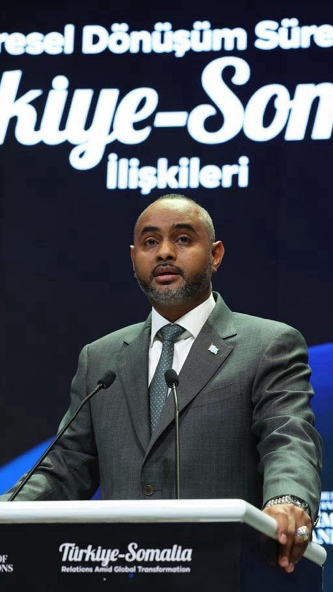 İletişim Başkanlığı panelinde Türkçe konuşan Somalili Bakan Mohamed Nur, Cumhurbaşkanı Erdoğan’ın 2011’deki ziyaretini anlattı: 📌"Dünyanın sırt çevirdiği dönemde Somali'ye geldi." 📌"Bu ziyaret tarihin akışını değiştiren bir irade beyanıydı. 'Düzelmez' denilen yere umut oldu."