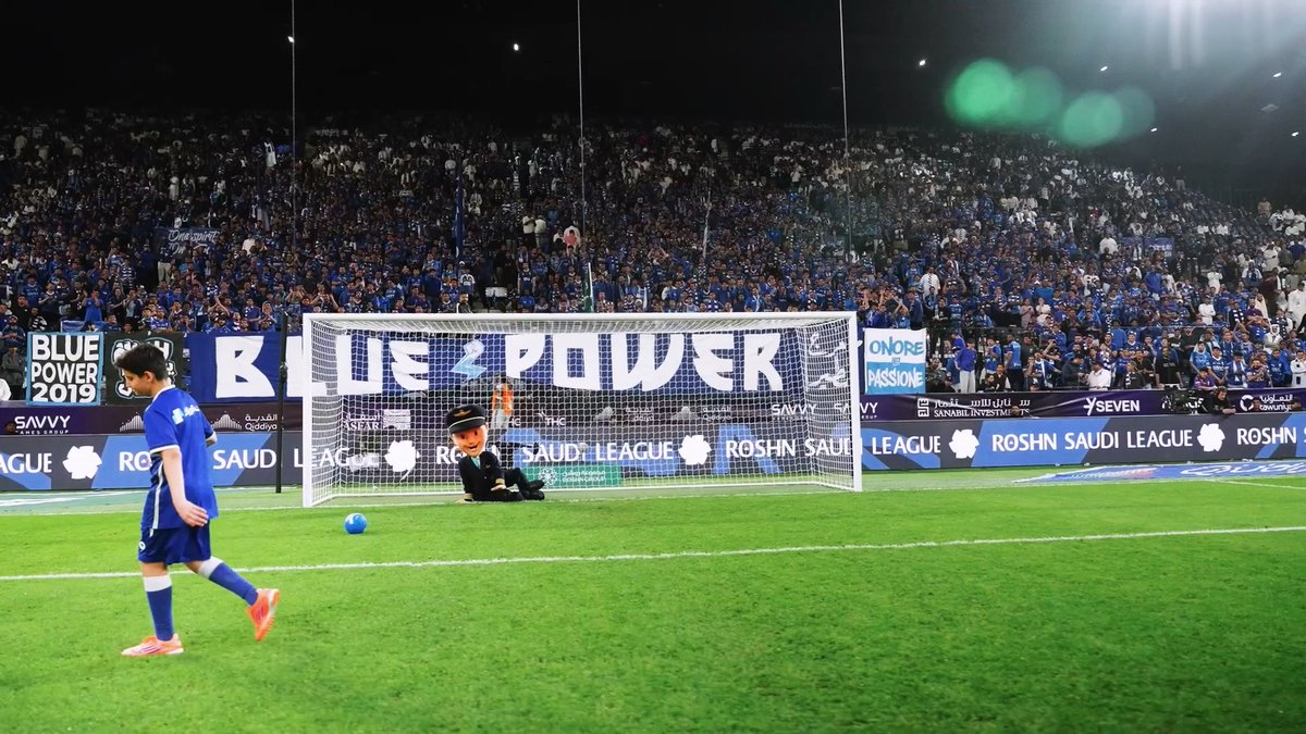 من المدرج إلى المرمى! طيران ناس وصل بين الشوطين بقيادة الكابتن فرناس! ✈️🥅 #الكابتن_في_الملعب 🧑🏻✈️🏟️ #رحلتنا_وحدة #ناس_الهلال