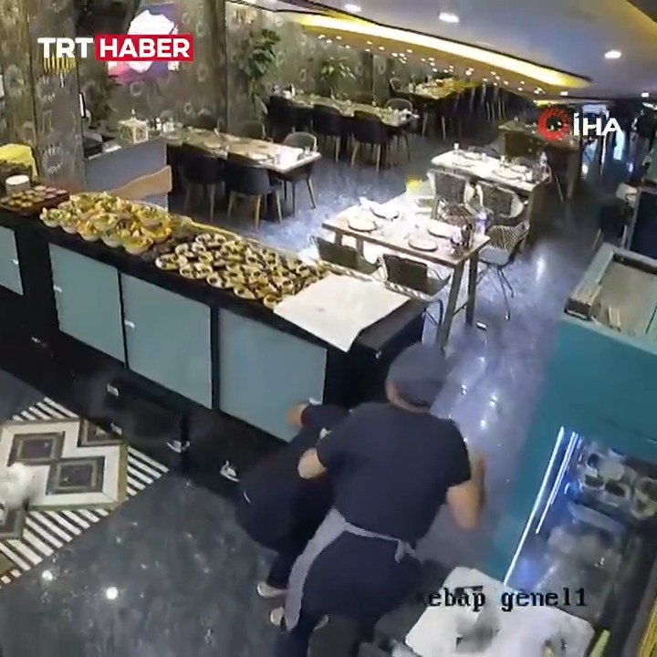 Sakarya’da bir kebap salonunda iftar hazırlığı yapılırken asma tavan çöktü.