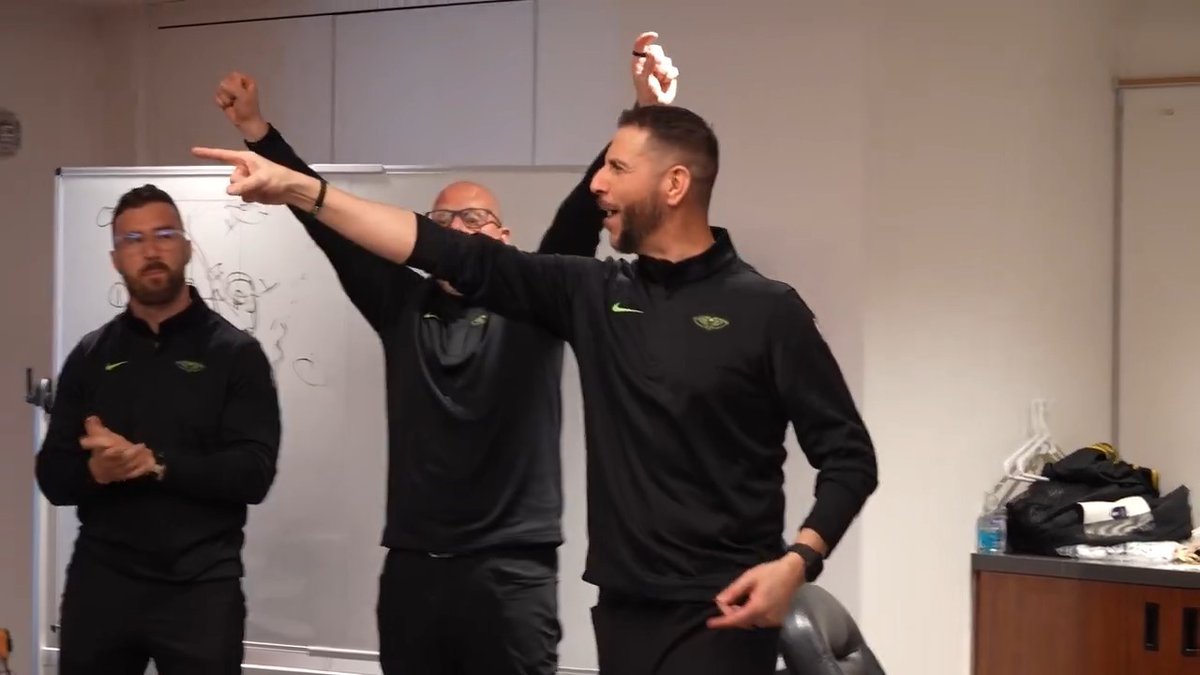 "DJ, welcome back!" 🗣️ Inside the locker room after the DUB