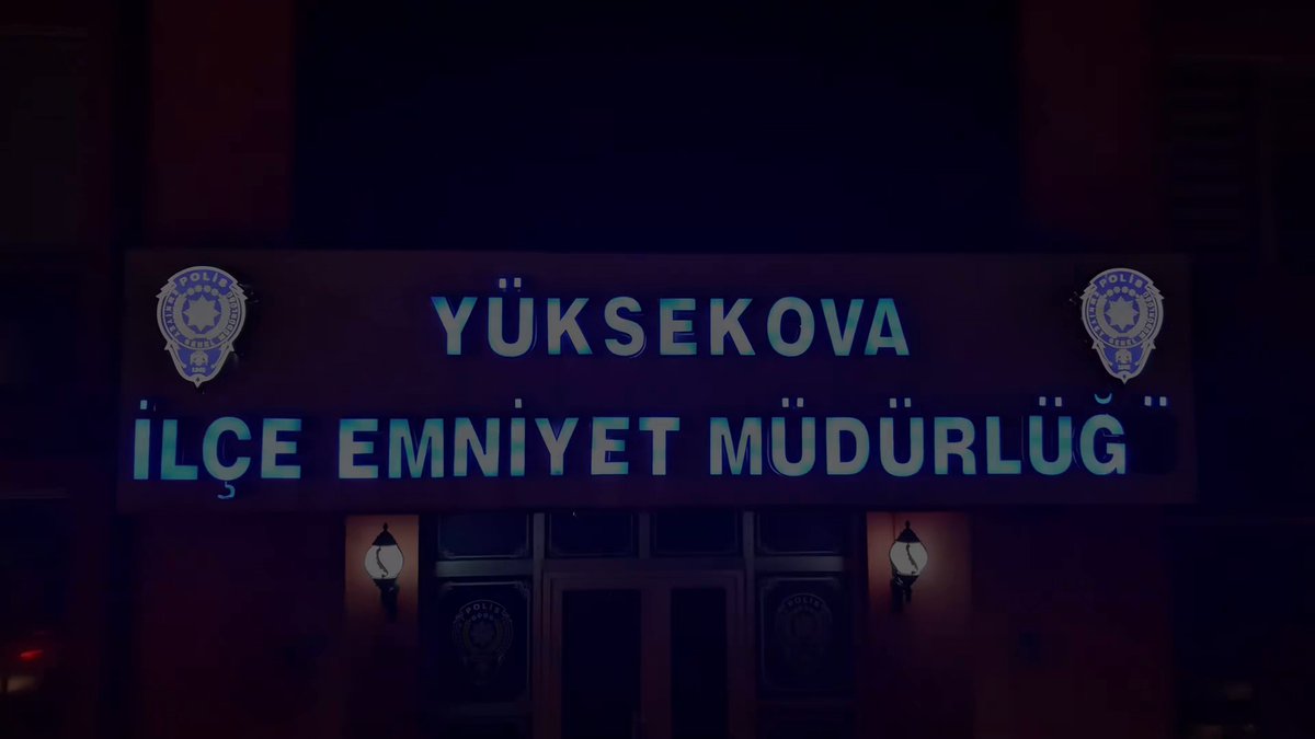🔴Hakkari ili Selahattin Eyyubi havalimanından, başka illere uyuşturucu madde sevkiyatı yapıldığına yönelik elde edilen bilgiler doğrultusunda yürütülen çalışmalar kapsamında; organize şekilde faaliyet gösteren bir suç örgütü tespit edilmiştir. 📌Yapılan incelemelerde, şüphelilerin uyuşturucu madde kaçakçılığını kuryeler aracılığıyla gerçekleştirdiği, ayrıca havalimanında taşeron yer hizmetlerinde görev yapan bazı personelden yardım aldıkları belirlenmiştir. Cumhuriyet Başsavcılığı koordinesinde yürütülen ve üç ay süren fiziki ve teknik takip çalışmaları neticesinde 5 Kilogram METAMFETAMİN maddesi ve 4 Kilogram EROİN maddesi ele geçirilmiştir. Bu sabah eş zamanlı olarak gerçekleştirilen operasyon kapsamında, örgütlü şekilde hareket ettiği değerlendirilen toplam 15 şüpheli yakalanarak gözaltına alınmıştır. Şüpheliler hakkında adli işlemler devam etmekte olup, soruşturma sürdürülmektedir. Kamuoyuna saygıyla duyurulur.