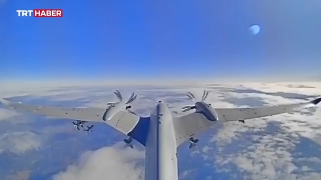 🇹🇷🎯 Bayraktar AKINCI, yerli akıllı mühimmat MAM-L ile hedefi tam isabetle vurdu.