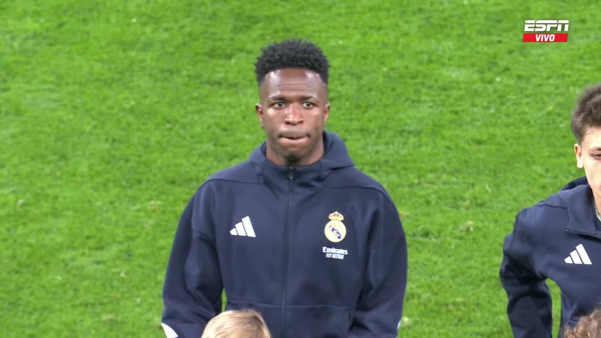 El mensaje que se mostró en las tribunas del Bernabéu, tras lo sucedido en la ida con Vini Jr. 📺 Toda la #UCL por #DisneyPlus Plan Premium