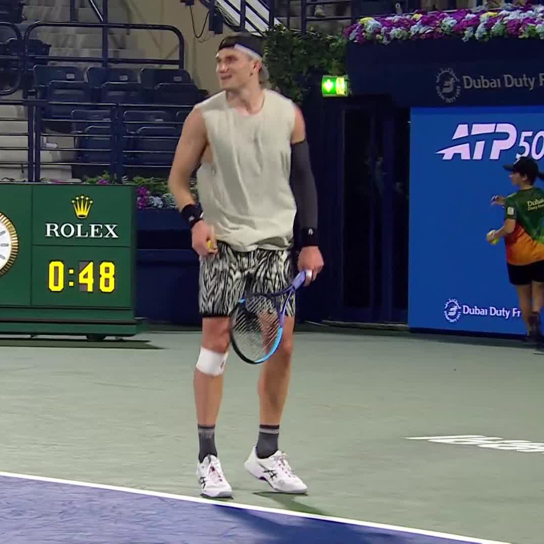 "He's put his top on back to front" 🤣 #DDFTennis