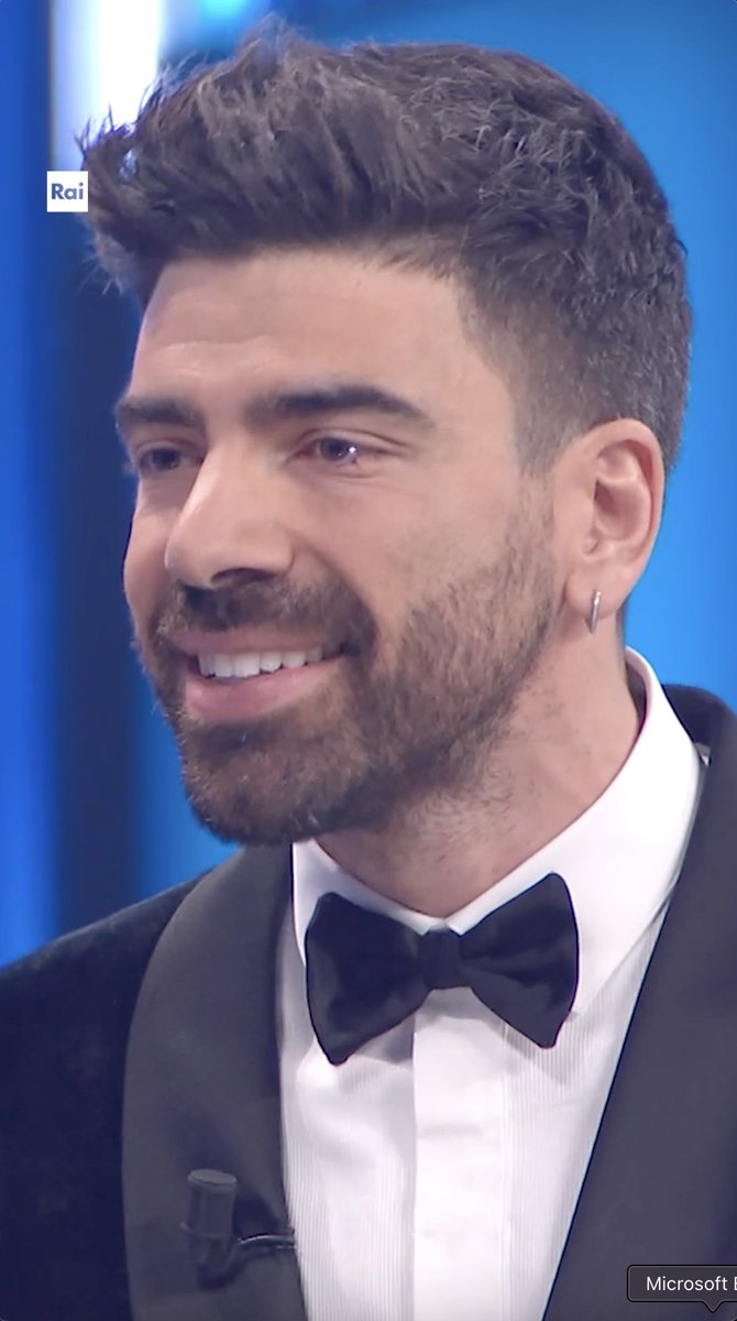 “Mi ritrovo su questo palco a coronare il sogno della mia vita il 25 febbraio, che è il giorno del compleanno di mia mamma.” Il commosso ricordo di #GianlucaGazzoli a #Sanremo2026.