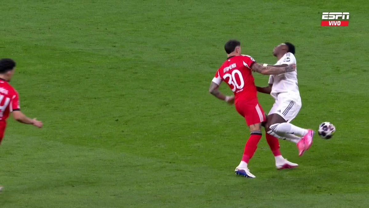 "Otamendi" Por el choque que le hizo a Vinicius y la patada que le metió a Tchouámeni posteriormente en el partido del Benfica ante el Real Madrid por la UEFA Champions League. Los hizo mierda a ambos y le sacaron amarilla, le chupa un huevo todo.