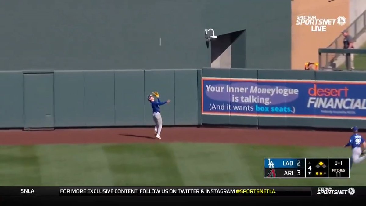 Hyeseong doing it all! #DodgersST