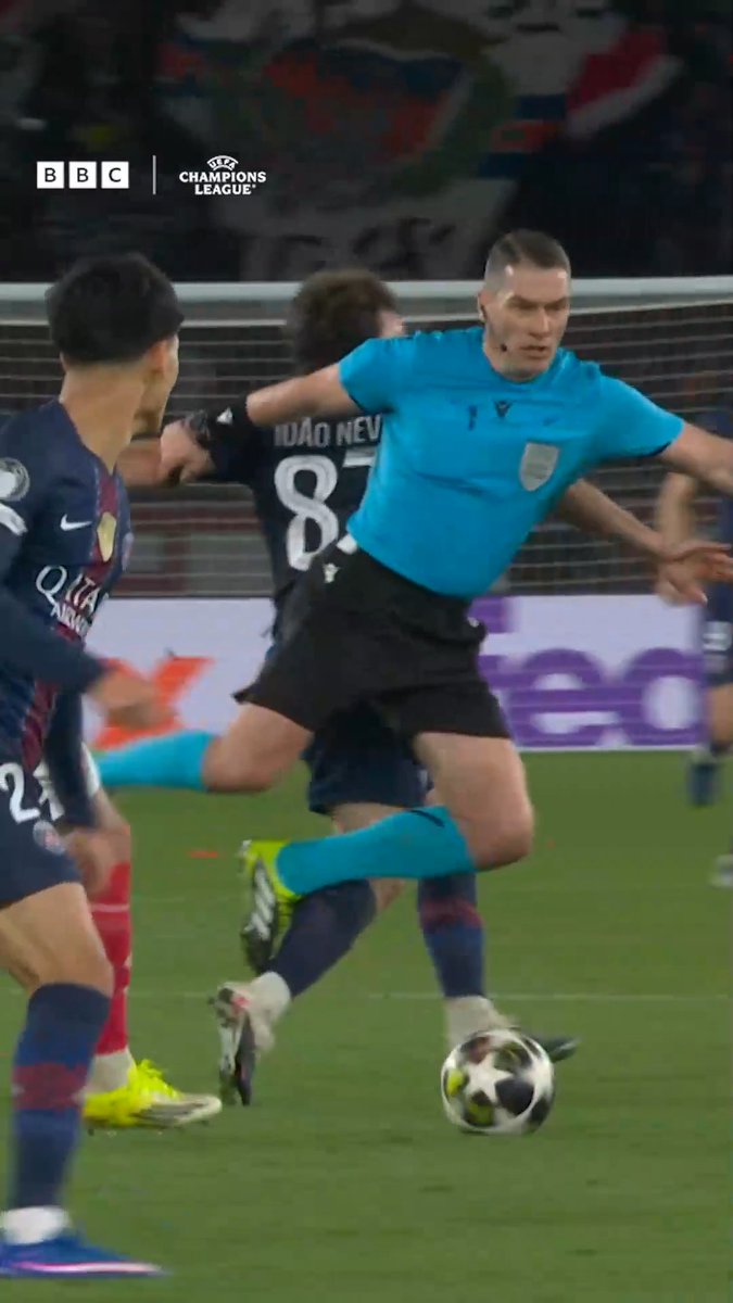 Quick recovery from the referee! 👏👏