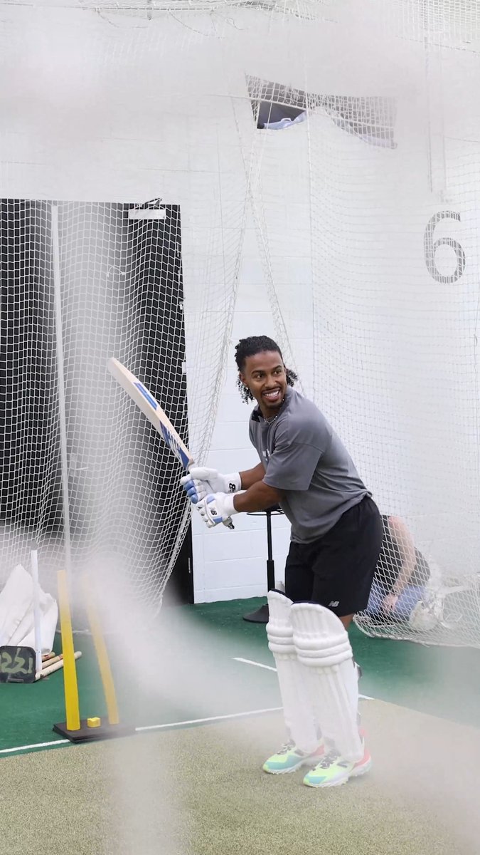 Francisco Lindor trained for the season by hitting a ball off the bounce ⁉️🧐 See Lindor and Cricket star Pat Cummins swap sports during his January trip to Australia 🇦🇺 (MLB x New Balance)