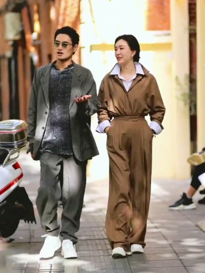 上海的街头，还是挺时尚的😎
