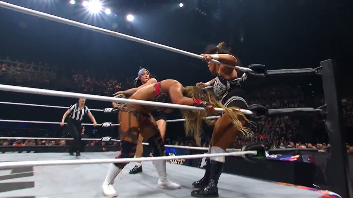 .Lena Kross レナ・クロス refused to let MEGAN BAYNE ⚡️ メーガン・ベイン fight alone with Penelope Ford down at ringside! Watch #AEWDynamite LIVE on TBS &amp; HBO Max