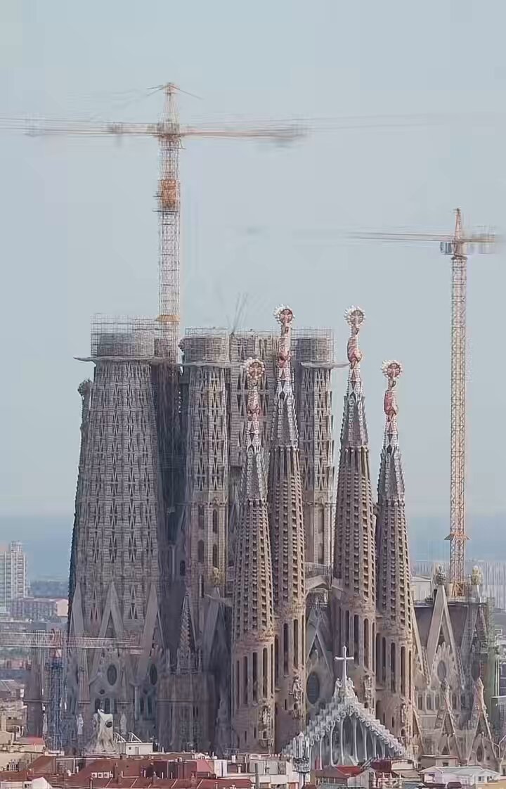 Timelapse of Sagrada Família, the world’s tallest church, compressing seven years of construction, from 2018 to 2025, into 30 seconds.