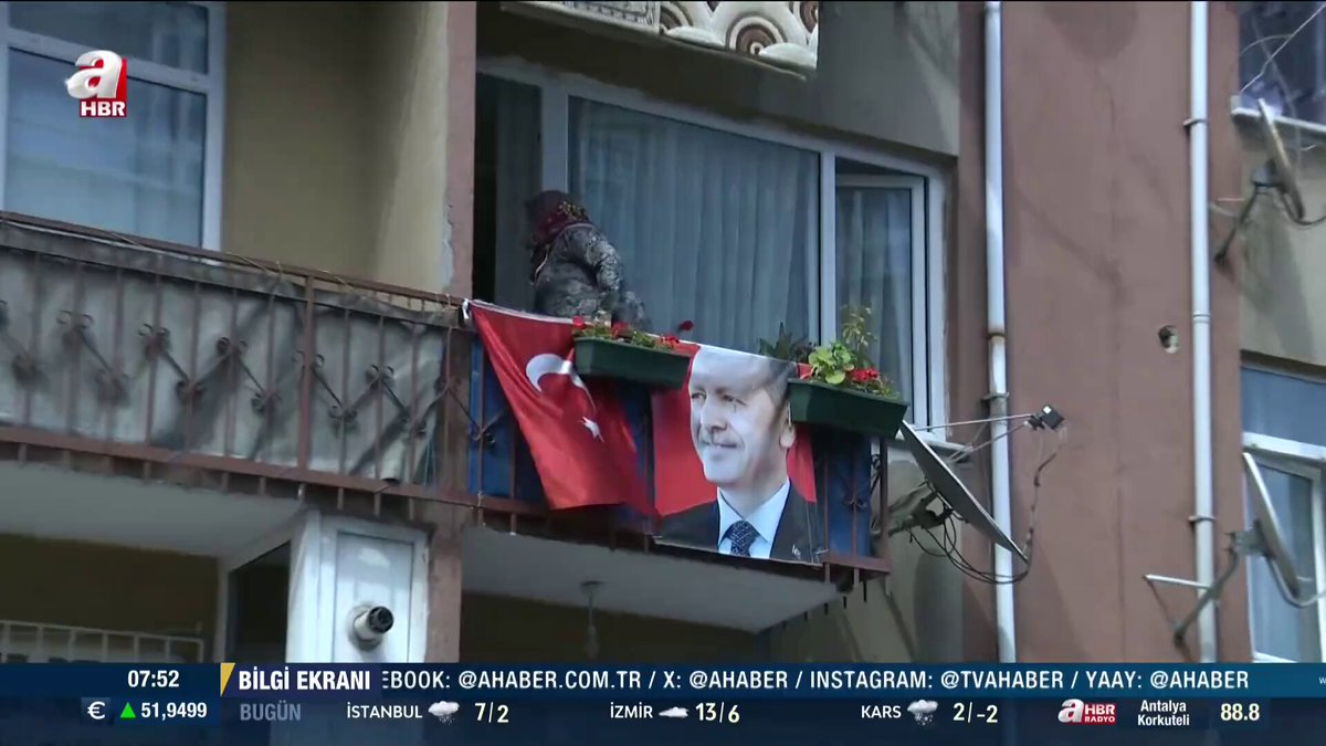 🇹🇷 BAŞKAN ERDOĞAN 72 YAŞINDA... 🎙️ Kasımpaşa'daki komşuları Başkan Erdoğan'ı anlattı: — Kimse onun yerini tutamaz. — Maça hep beraber giderdik. — Çok güzel golcüydü, hızlıydı. — Duruşu on numara adam. — Allah ayaklarına taş, gözlerine yaş değdirmesin.