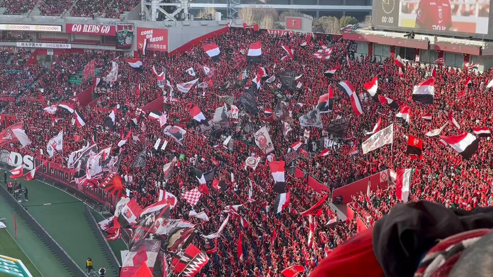 No es la primera vez que pongo un post sobre las gradas en Japón, pero es que me parecen una pasada. 👏Esta es la afición de los #urawareds 🎞️ Nabe (Football Life Channel)