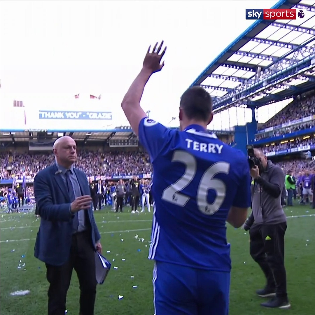 John Terry was given a guard of honour on the 26th minute as he made his final appearance for Chelsea. 👏