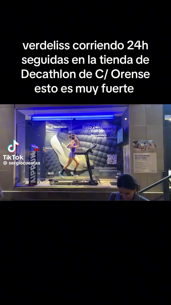Es importante estar sano y hacer deporte sin obsesionarse… pero a mi me van a tener que explicar de qué sirve tener a una persona encerrada en un escaparate 24h seguidas corriendo….. Cuál es el mensaje positivo aquí?