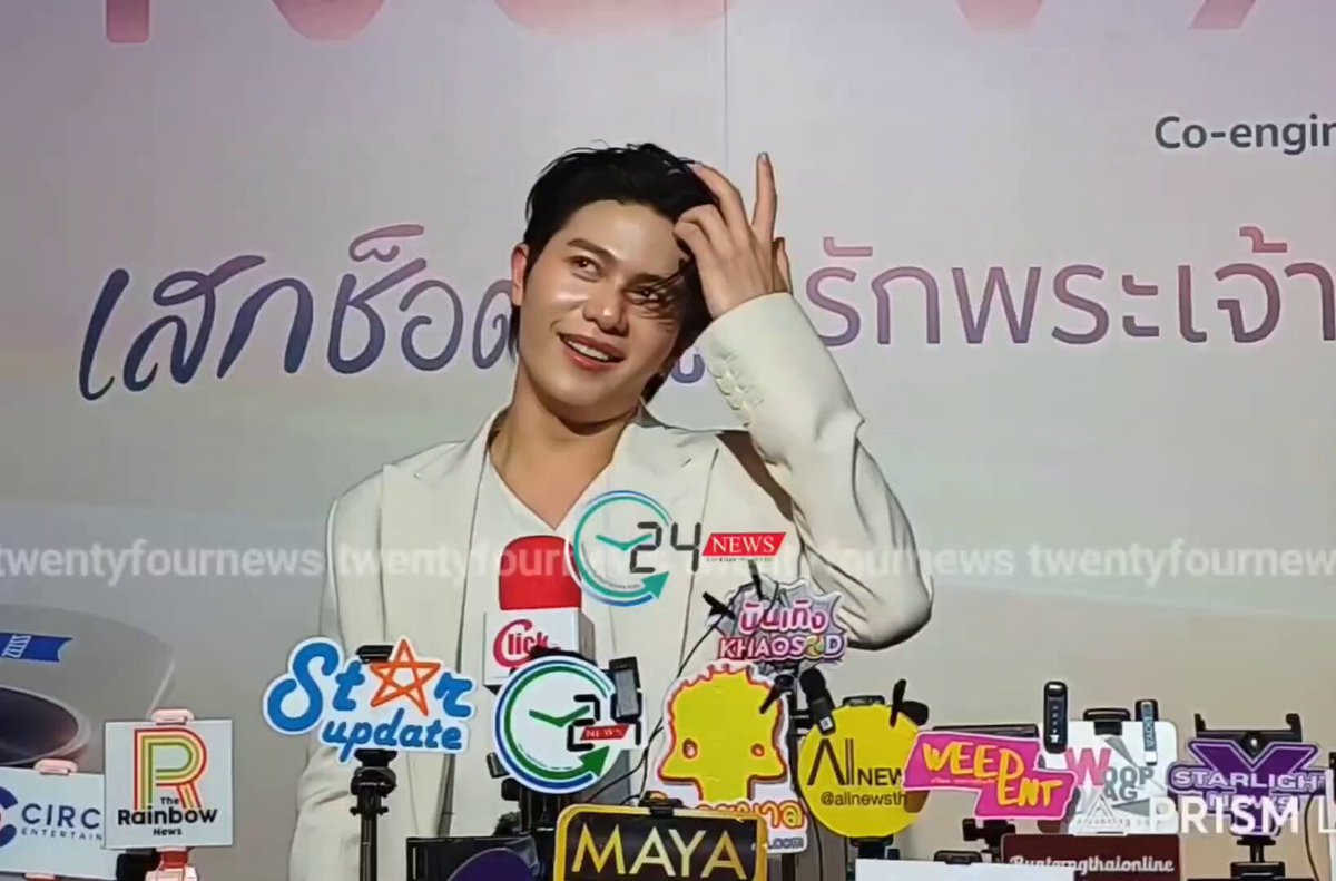 ทั้งวงคือน่าจะไม่เคยไปงานบวชใครเลย หลวงพี่เลโก้น่าจะเป็นงานแรก เด้กๆตื่นเต้นกับงานบวชมาก อะไรที่แปลกใหม่ ใช้คำศัพท์ไม่ค่อยถูกแต่พยายามพูด คำว่าเลื่อมใส เอ็นดูอีกแยะ แต่วิลเลี่ยมพูดว่า สักวันผมก็ต้องบวช ทดแทนบุญคุณพ่อแม่ใช่มั้ย เด็กดี 🙏🙏