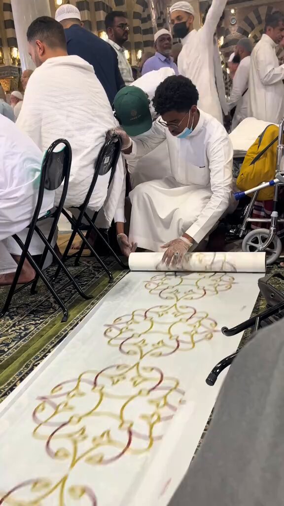 تدرون هذه السُفر فيها حجوزات ومشاكل بين أهل المدينة يبون يقدمون الفطور مجانًا لوجه الله وكلن يحاول يجتهد ويقدم أفضل والخدمة عشان ما يستبعد الكل يتسابق على الخير والشرف العظيم لخدمة ضيوف الرحمن