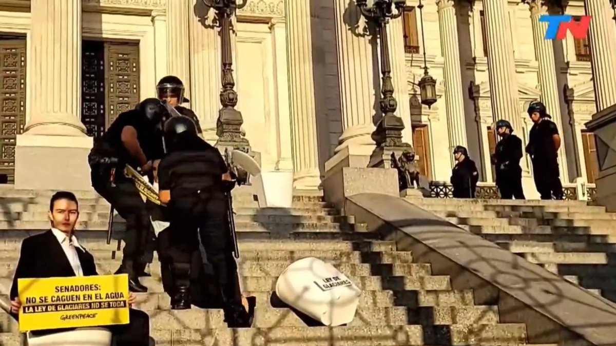 "Greenpeace": Por la detención de activistas que protestaban contra la reforma de la Ley de Glaciares en las escalinatas del Congreso