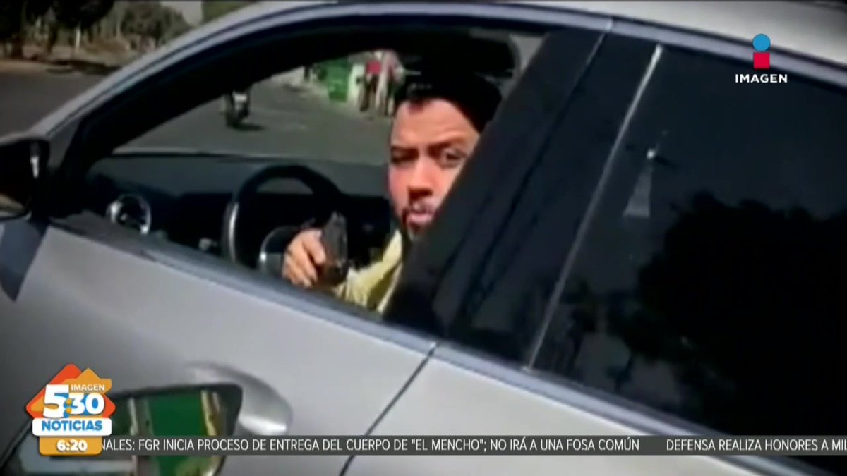 Este conflicto vial estuvo a punto de terminar en tragedia en la #CDMX, todo ocurrió cuando un motociclista se molestara con el chofer de una camioneta por aventarle el carro cuando se encontraba cargando gasolina. #NoticiasImagen MARLENE 🦋, Nuria GiL y Brisseida Moya