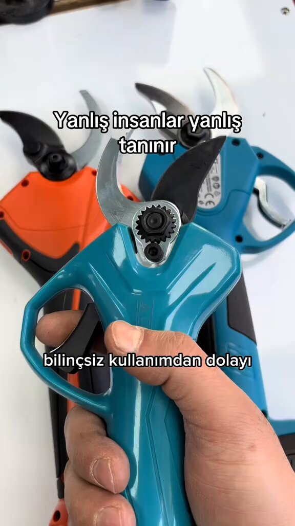 Bir hırdavatçı, ağaç budama makaslarının taşıdığı büyük tehlikeye ve parmak kopma vakalarına dikkat çekerek, cihazın aslında doğrudan eli değil, insan vücudundaki iletkenliği algıladığını uygulamalı bir şekilde gösteriyor.