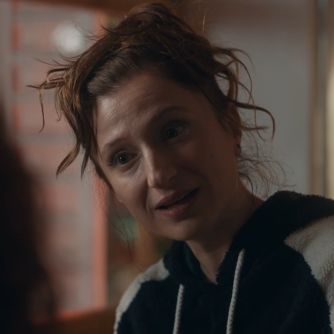 En kötü ne olabilir ki? Sesin çıksın yeter. Yeni dizi Mira: Her Şey Yolundaymış Gibi, 13 Mart'tan itibaren HBO Max'te.