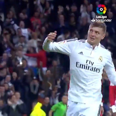 Gol Toni Kroos inikah yang diremake Tchouameni semalem ke gawang Benfica? Compare 👇👇