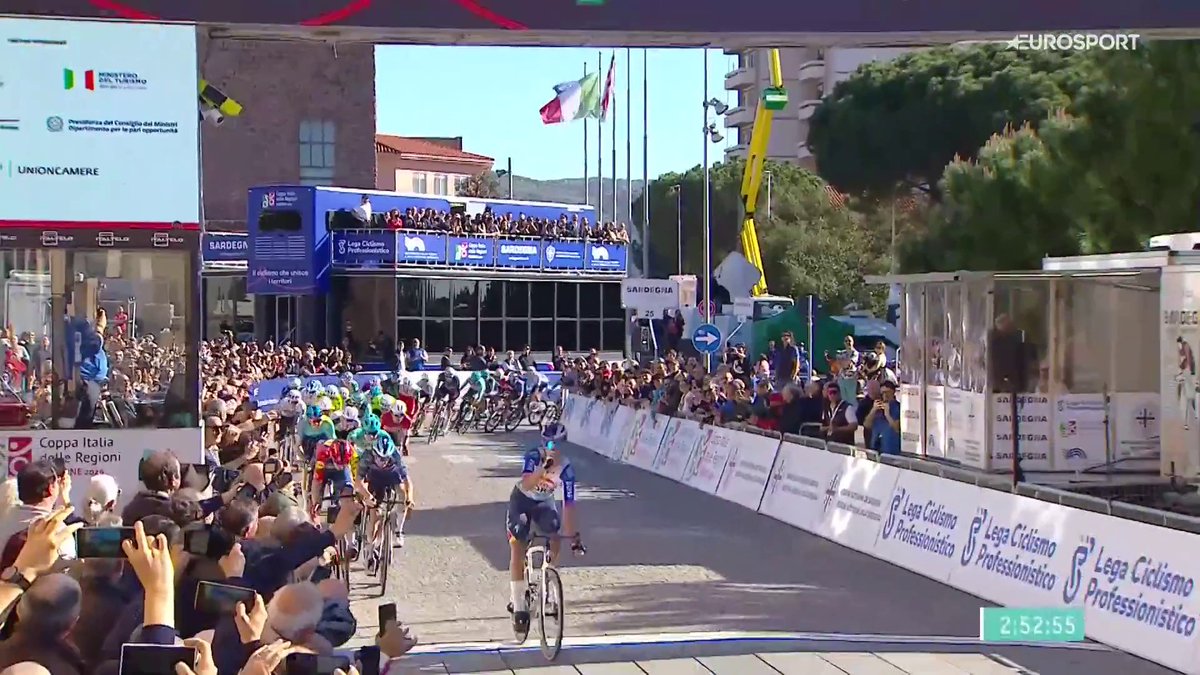 A 90-degree corner in the last 50m of a reduced bunch sprint is not ideal but it was a surprise to end like this, hard stage. Fortunately, no crash happpened. Davide Donati entered first so of course he won, great sprint by him. 👍 #GirodiSardegna