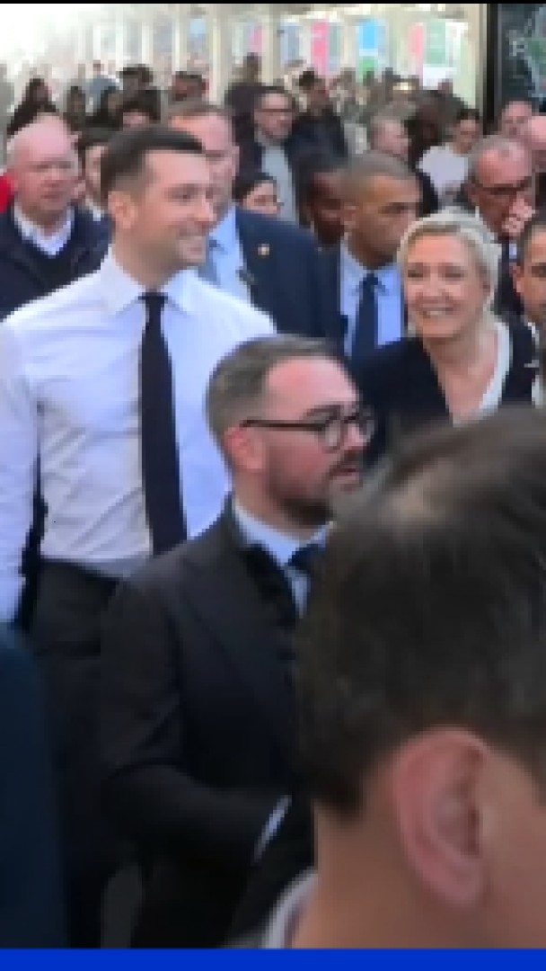 "LFI tue" les Français répond Marine Le Pen à une femme qui l'accuse de "voler les Français" lors de son déplacement au salon de l'agriculture