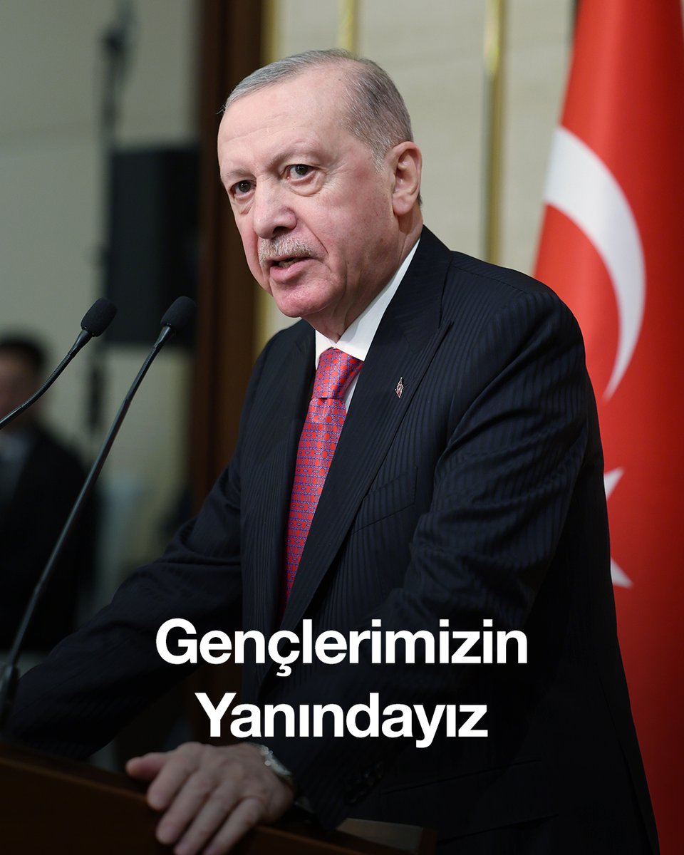 Eğitim, siyaset, spor, sanayi, teknoloji dâhil her alanda gençlerimizin yanında olmaya, gençlerimizin önünü açmaya çalıştık, çalışıyoruz.