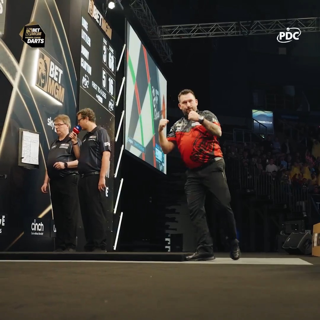 The Ferret's excellent form continues! 🙌 #PLDarts | Jonny Clayton